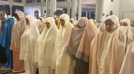 Doakan Mendiang BJ Habibie, Gubernur Jatim Shalat Ghaib Bersama 1.200 Jamaah Masjid Al Akbar