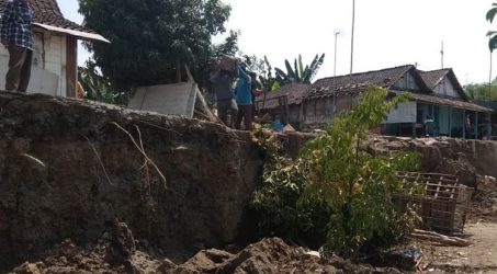 Bantaran Bengawan Solo Longsor, 7 Rumah dan Sebuah Tempat Ibadah Hancur