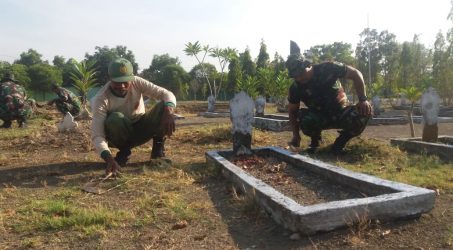 Penghormatan Fisik pada Pahlawan, Koramil Dander Gelar Karya Bakti di TMP