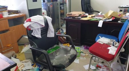 Massa Jarah Kantor Gubernur Papua dan Bakar Gedung KPU