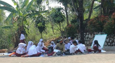 Tragis, Siswa SDN Pancawangi Cianjur Berbulan-bulan Belajar di Lapangan