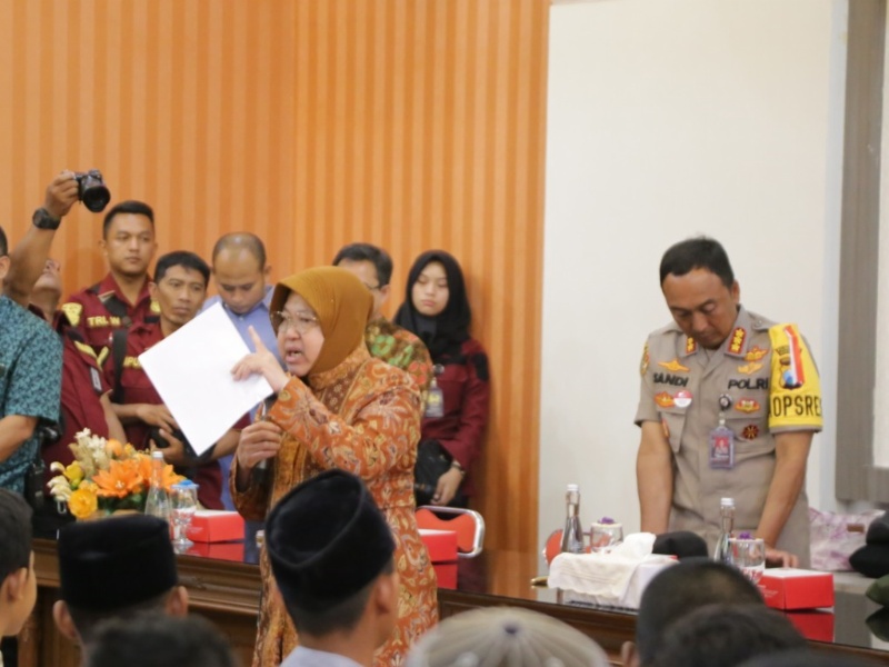 Wali Kota Surabaya Tri Rismaharini saat memberikan arahan kepada anak-anak yang terindikasi ikut tawuran