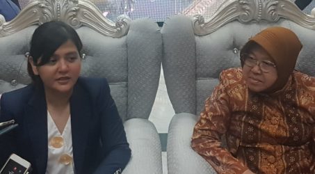 Sekretaris Jenderal (Sekjen) PSSI, Ratu Tisha Destria saat bertemu wali kota Surabaya Tri Rismaharini