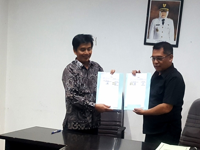 Ketua KPU Surabaya Nur Syamsi bersama kepala bakesbangpol kota surabaya, Edi christianto