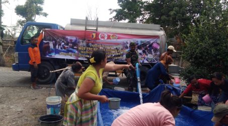 Kekeringan, TNI Bantu Dropping Air Bersih di Dusun Kedungrejo
