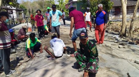 Kompak, TNI-Polri dan Warga Selorejo Kerja Bakti Bersih Lingkungan