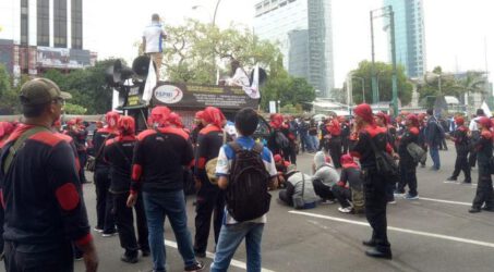Protes SK UMK, Ribuan Buruh Jabar Kepung Gedung Sate