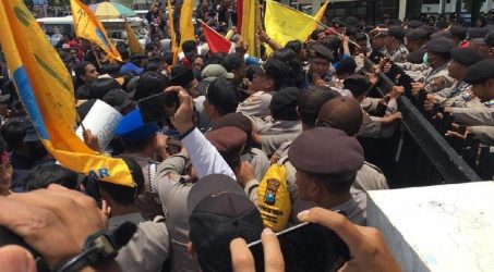 Bentrokan Mahasiswa dan Aparat di Jember, Gerbang Kantor Bupati Jebol, 5 Terluka