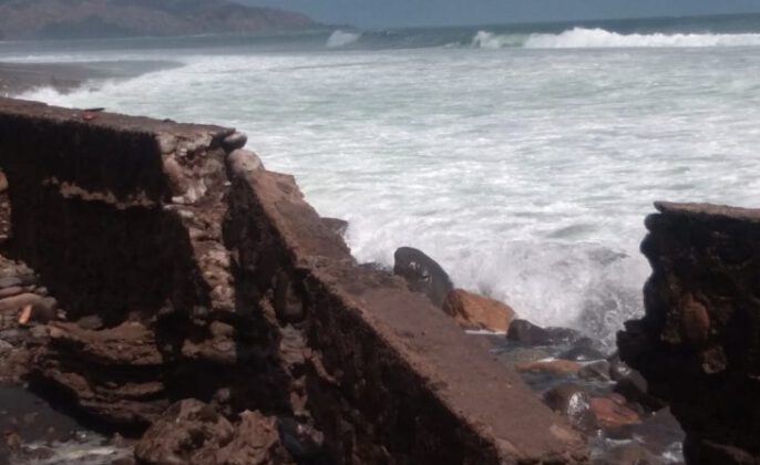 Jalan Putus dan Pemukiman Rusak Akibat Hantaman Gelombang Pasang di Sikka NTT