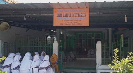 Ironis, Siswa SMPN 2 Plumbon Cirebon Belajar Lesehan di Musholla Gara-gara Kelas Ambruk