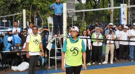 Menkeu Sri Mulyani Tanding Voli Lawan BI dan OJK