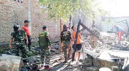 Warga Koramil Baureno Kerja Bakti Bersihkan Sisa-Sisa Rumah Terbakar