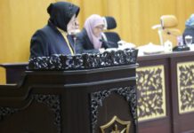 Wali kota Risma saat menyampaikan jawaban atas pandangan umum fraksi dalam sidang paripurna di DPRD Surabaya