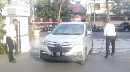 Pengamanan yang dilakukan oleh pihak Pemkot Surabaya terhadap kendaraan yang masuk