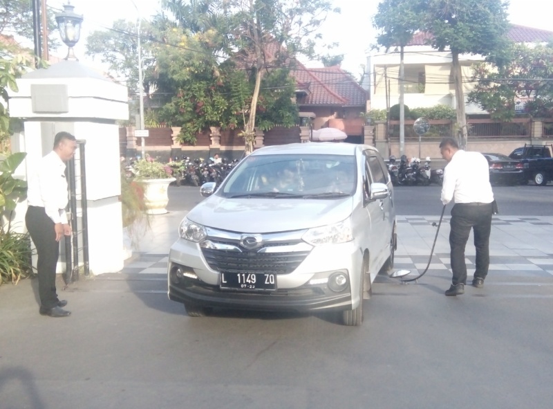 Pengamanan yang dilakukan oleh pihak Pemkot Surabaya terhadap kendaraan yang masuk