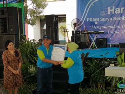 Direktur PDAM Surya Sembada Mujiaman menyerahkan sertifikat ISO Anti Suap