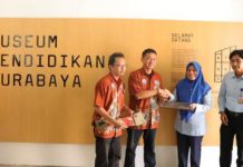 Kadisparta Surabaya Antiek saat menerima koleksi museum dari kolektor