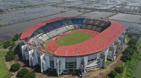 Gubernur Khofifah siap bertemu Risma soal Bau Sampah Stadion GBT Surabaya