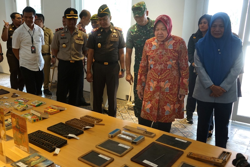 wali Kota Surabaya Tri Rismaharini ersama Forpimda saat mengamati koleksi museum pendidikan (1)