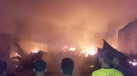 Ratusan Kios Pasar Baju Bekas Monza TPO Tanjungbalai Sumut Ludes Terbakar