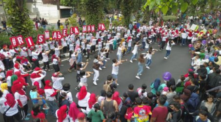 Gelar Flash Mob Relawan Risma Selamanya Tuai Simpati Warga Surabaya