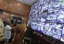 Anggota fraksi DPRD Jakarta saat melihat layar cctv diruang kerja risma