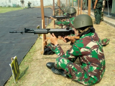 Prajurit kowad saat latihan menembak dengan posisi duduk