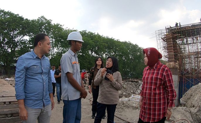 Wali Kota Surabaya Tri Rismaharini bersama Kepala OPD saat memantau progres pembangunan rumah pompa di jembatan Petekan Surabaya.