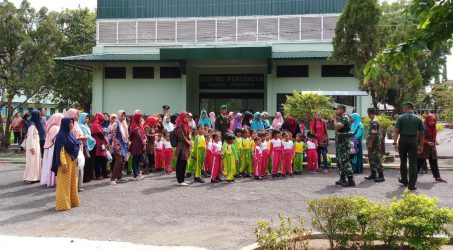 Siswa TK Al Karomah Larangan Brebes Kunjungi Mako Yonif 407/PK