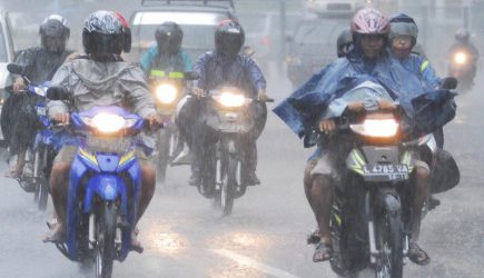Ini Tips Aman Berkendara Saat Musim Hujan ala Kadishub Surabaya