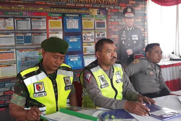 Petugas TNI dan Polri diwiyah Lamongan saat melakukan penjagaan secara bersama