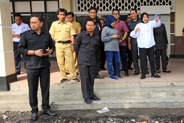 Wali Kota Surabaya Tri Rismaharini bersama rombongan kepala dinas saat Sidak Gelora Pancasila