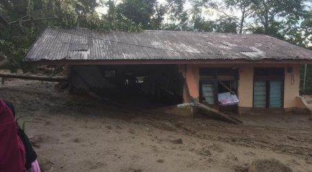 Agam Sumbar Dihantam Banjir-Longsor, 4 Rumah, Mushala, dan Gedung TK Tertimbun