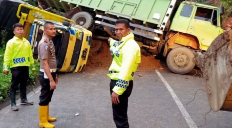 Jalur Penghubung Sumbar-Riau Putus Tertimbun Longsor