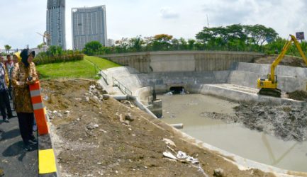 Bozem di Pinggir Underpass Mayjen Sungkono Diperdalam