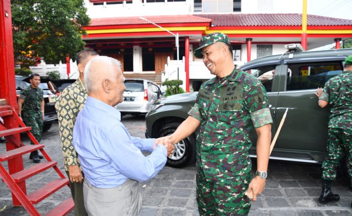 Danrem 083/Baladhika Jaya, Kolonel Inf Zainuddin saat mengunjungi klenteng di kota malang