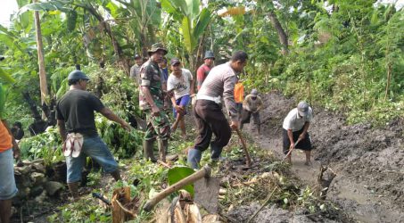 Sinergi - Personel TNI-Polri dan warga bergotongroyong dalam pembuatan saluran irigasi diwilayah Mantub, Lamongan