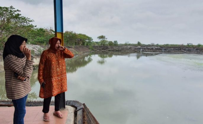 Wali kota Risma saat mengecek saluran air
