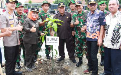 Forkopimda Lamongan Tanam 2001 Pohon secara Serentak