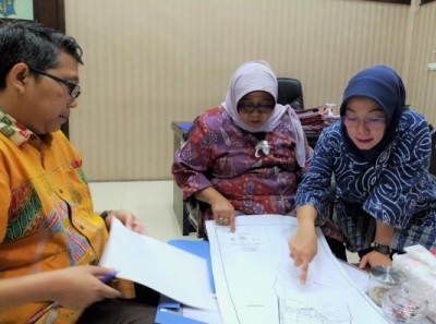 Kepala Bagian Hukum Pemerintah Pemkot Surabaya Ira Tursilowati saat menunjukkan peta aset