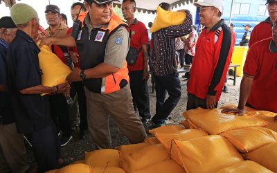 Nelayan Surabaya Dapat Bantuan Saat Cuaca Buruk