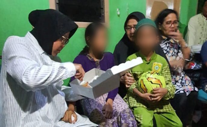 Wali kota Surabaya Risma saat menyuapi kedua anak korban pembunuhan dijalan petemon