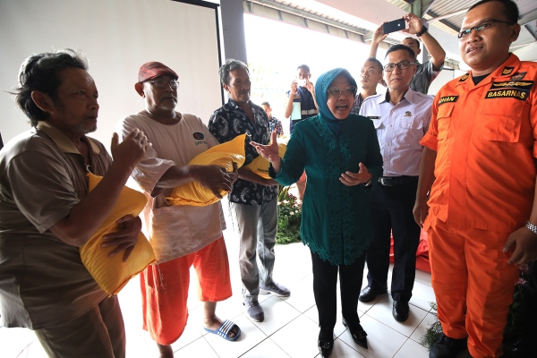 wali Kota Surabaya Tri Rismaharini bersama pejabat Basarnas dan BMKG saat penyerahan bantuan beras kepada nelayan (1)