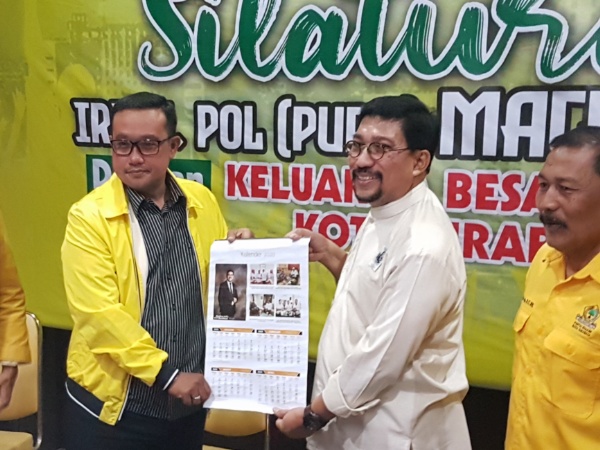 Ketua DPD Golkar Surabaya Blegur Priyambodo saat menerima APK dari Machfud Arifin saat acara Silaturahmi dengan tim pemenangan MA di Kantor DPD Golkar Surabaya sabtu sore