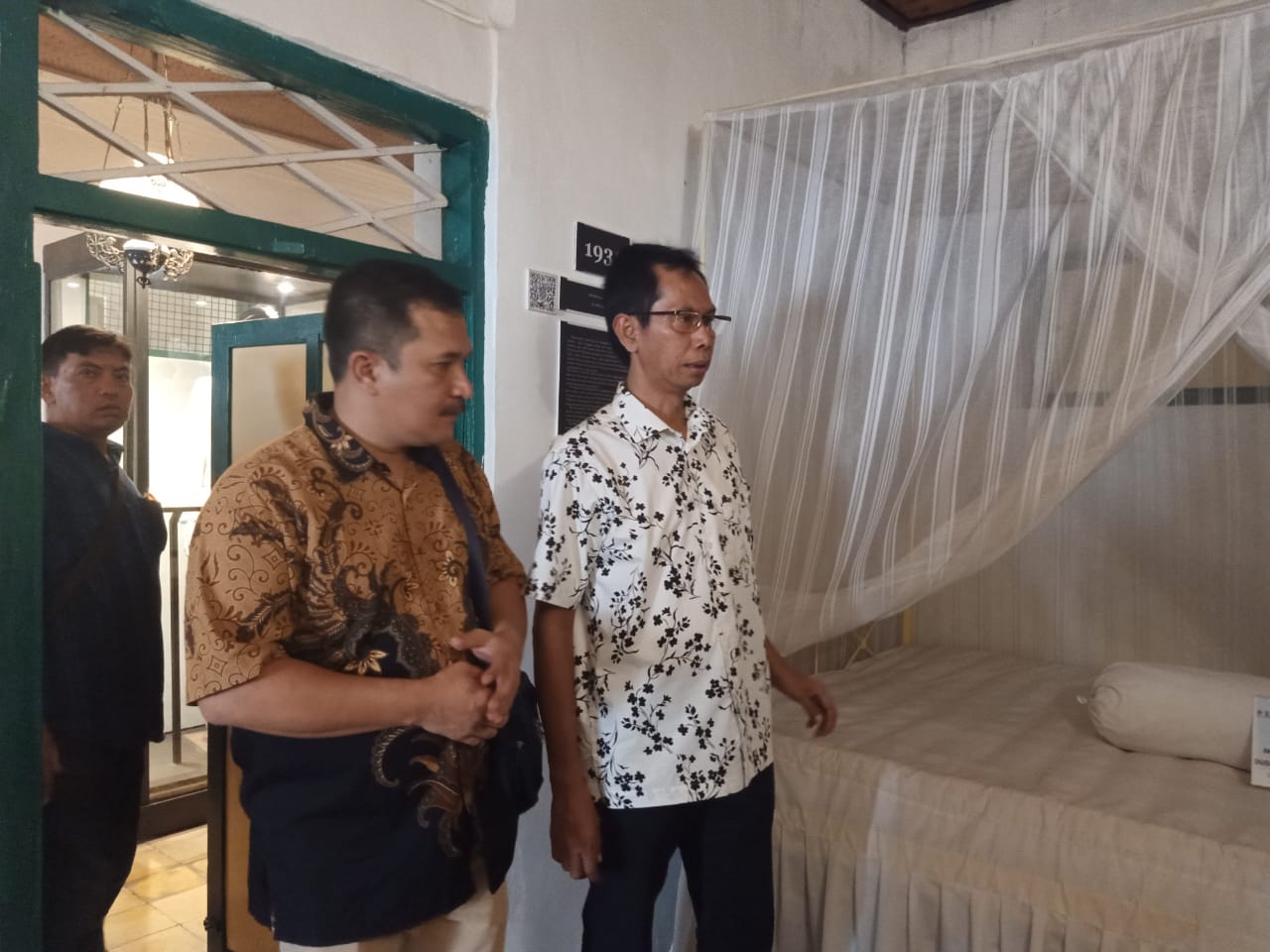 Ketua Komisi A DPRD Provinsi DIY bersama ketua DPRD Surabaya saat mengunjunhi rumah bung Karno di Surabaya