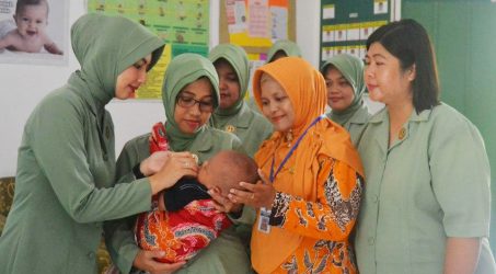 Persit KCK Yonif 407/PK Gelar Kegiatan Posyandu