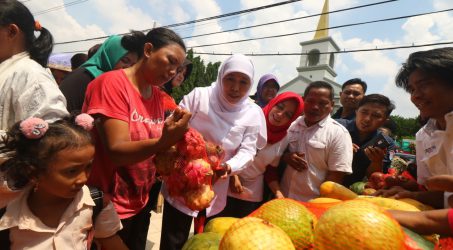 Pasar Gula dan Buah Murah Ludes dalam 30 Menit