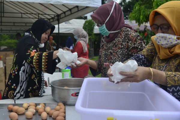 Wali Kota Surabaya Tri Rismaharini saat menyiapkan minuman di dapur umum yang didirikan oleh Pemkot Surabaya