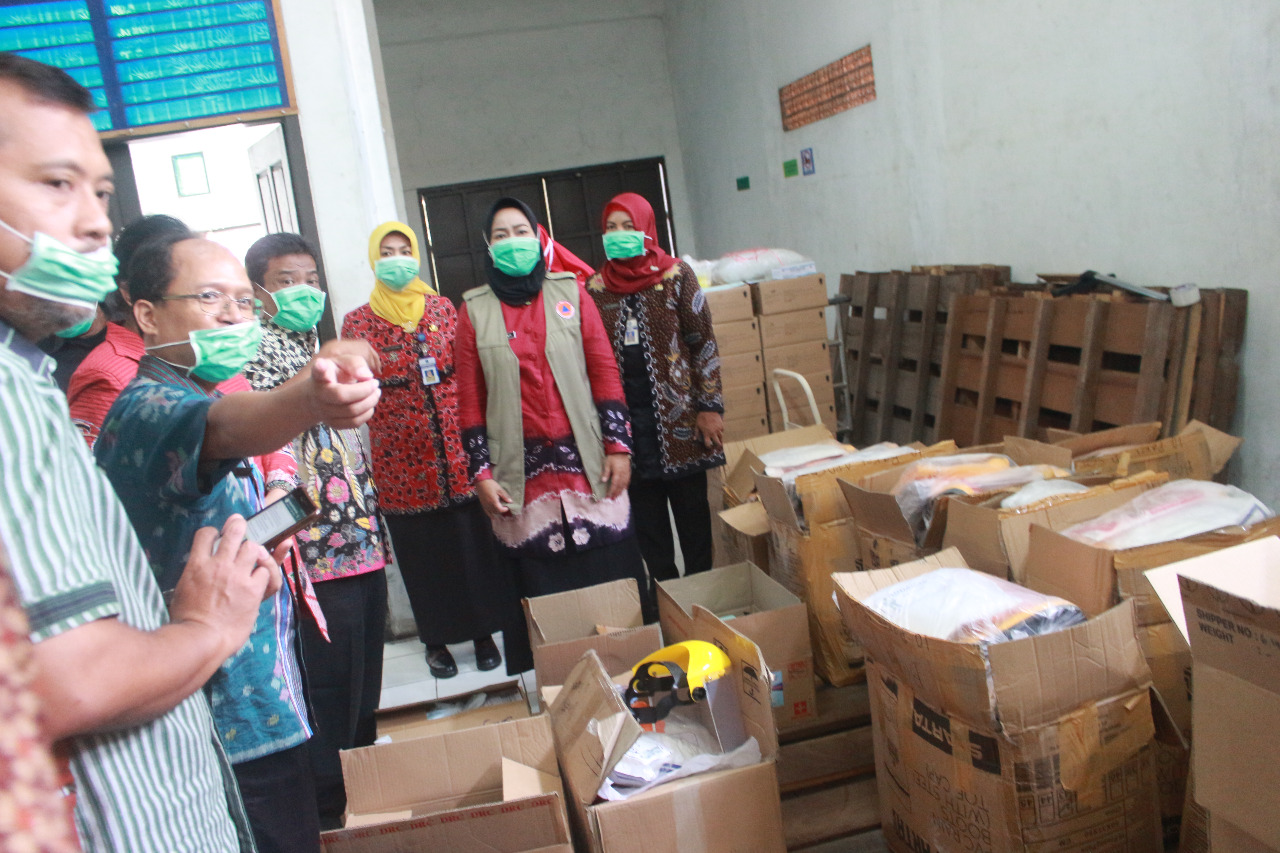 Jajaran Pemerinah Kabupaten Brebes saat melihat logistik untuk hadapi penyebaran wabah virus corona