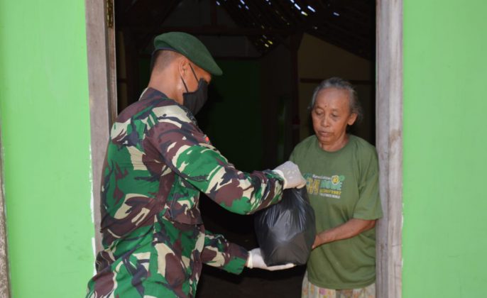 Ditengah Pandemi Virus Corona YONARMED 12 DIVIF 2 KOSTRAD Bagikan Sembako 